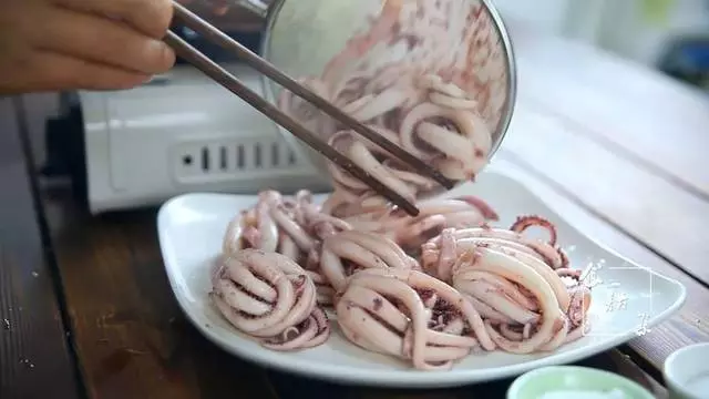 干煸魷魚須超好吃做法,在家幾下就做好,一大盤不夠吃!