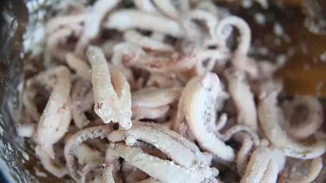 干煸魷魚須超好吃做法,在家幾下就做好,一大盤不夠吃!