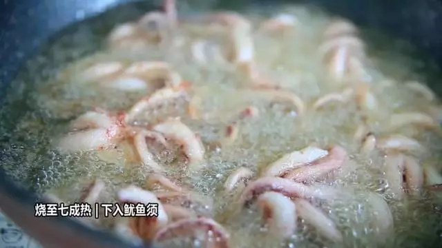 干煸魷魚須超好吃做法,在家幾下就做好,一大盤不夠吃!