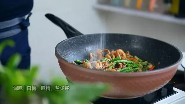 干煸魷魚須超好吃做法,在家幾下就做好,一大盤不夠吃!