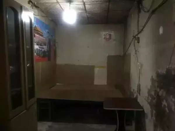他被騙租下「一間超噁小套房」花了七天大改造,現在美到像在拍家具廣告