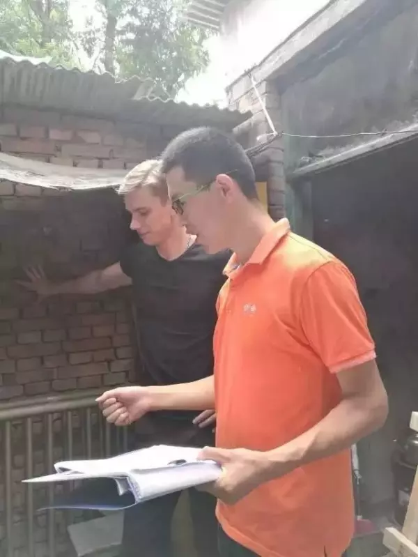 他被騙租下「一間超噁小套房」花了七天大改造,現在美到像在拍家具廣告