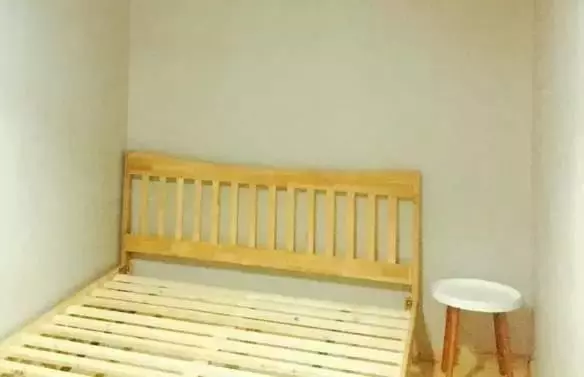 他被騙租下「一間超噁小套房」花了七天大改造,現在美到像在拍家具廣告