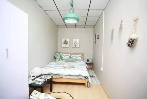 他被騙租下「一間超噁小套房」花了七天大改造,現在美到像在拍家具廣告