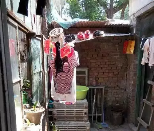 他被騙租下「一間超噁小套房」花了七天大改造,現在美到像在拍家具廣告