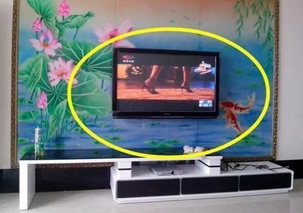 電視機掛墻上還是放電視櫃上好,聽完裝修師傅說完,大家全都超後悔,知道的太晚了