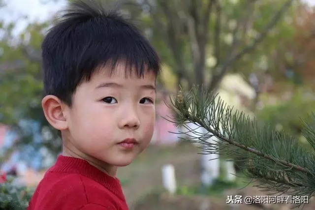 五歲男寶放學去買雪糕一去不回,十八年後一杯豆漿,兒子認出親媽