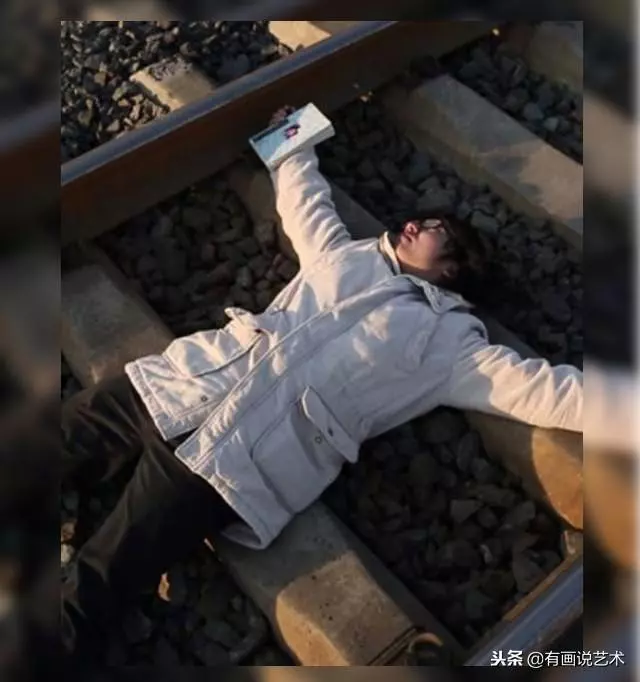 15歲考上北大,22歲初戀分手,25歲痛苦自殺,留下一幅字賣8萬