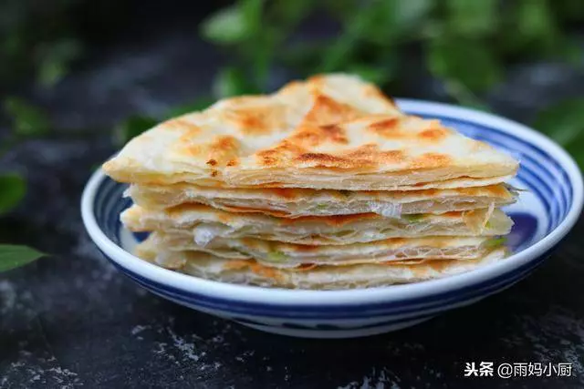 自從跟早餐店師傅,學會了這款蔥油餅,一周買次麵粉,天天吃不夠