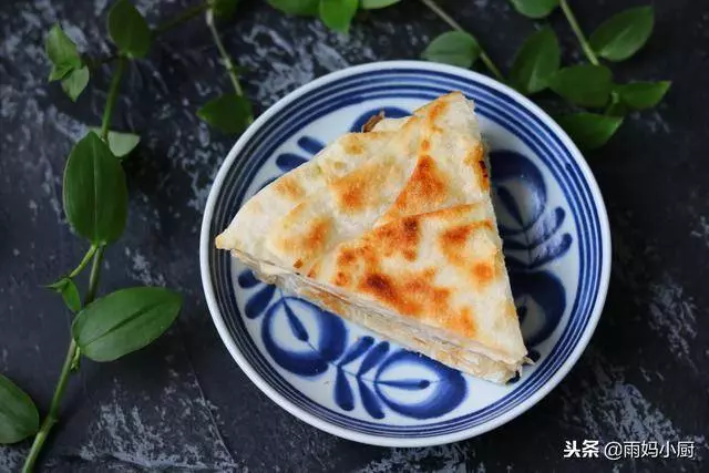 自從跟早餐店師傅,學會了這款蔥油餅,一周買次麵粉,天天吃不夠