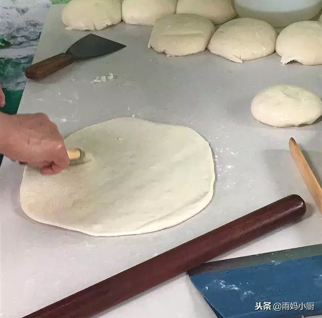 自從跟早餐店師傅,學會了這款蔥油餅,一周買次麵粉,天天吃不夠