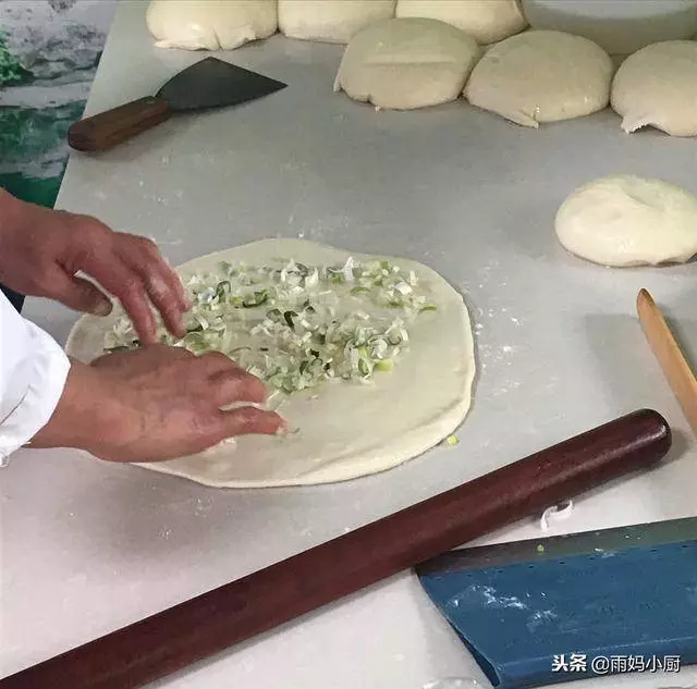 自從跟早餐店師傅,學會了這款蔥油餅,一周買次麵粉,天天吃不夠