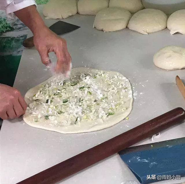 自從跟早餐店師傅,學會了這款蔥油餅,一周買次麵粉,天天吃不夠