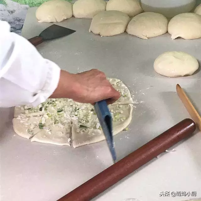 自從跟早餐店師傅,學會了這款蔥油餅,一周買次麵粉,天天吃不夠