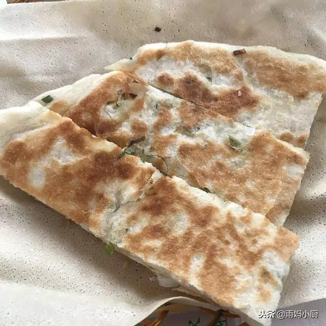 自從跟早餐店師傅,學會了這款蔥油餅,一周買次麵粉,天天吃不夠