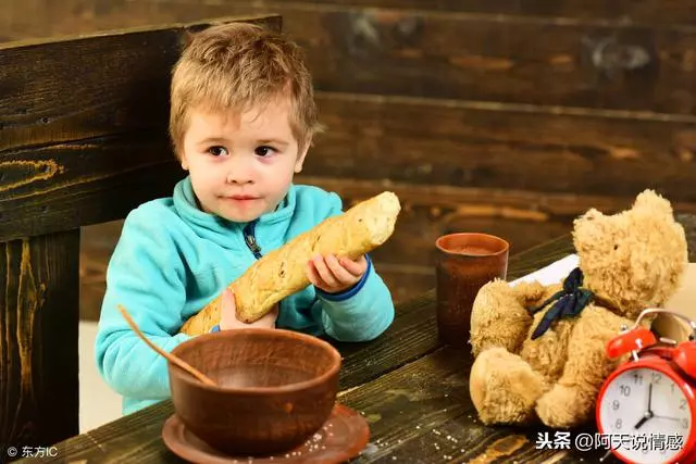 兒子定居國外,老伴住院我讓兒子回國,收到簡訊我老淚縱橫