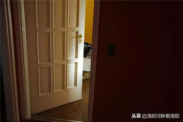 妻子每次去做頭髮,回家都不肯同床,丈夫起疑跟蹤一瞧,感動哭了
