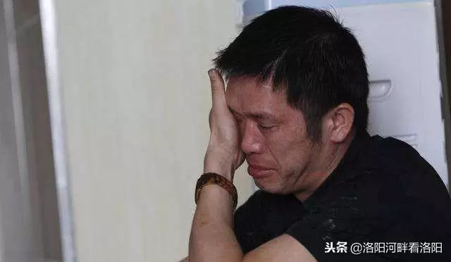 妻子每次去做頭髮,回家都不肯同床,丈夫起疑跟蹤一瞧,感動哭了