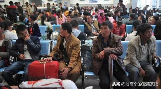 丈夫在外打工,過年不回家,妻子捨不得偷偷過去看望,含淚報警