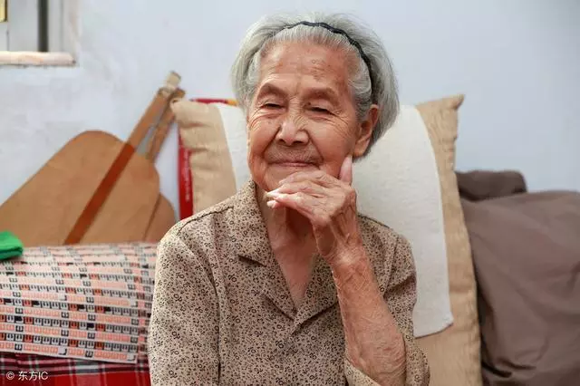 家裡總是丟東西,我一氣之下將婆婆趕回家,幾天後我跪在她面前