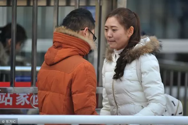 和男友同居2年,他從不出錢交房租,我要分手他卻指著床底……