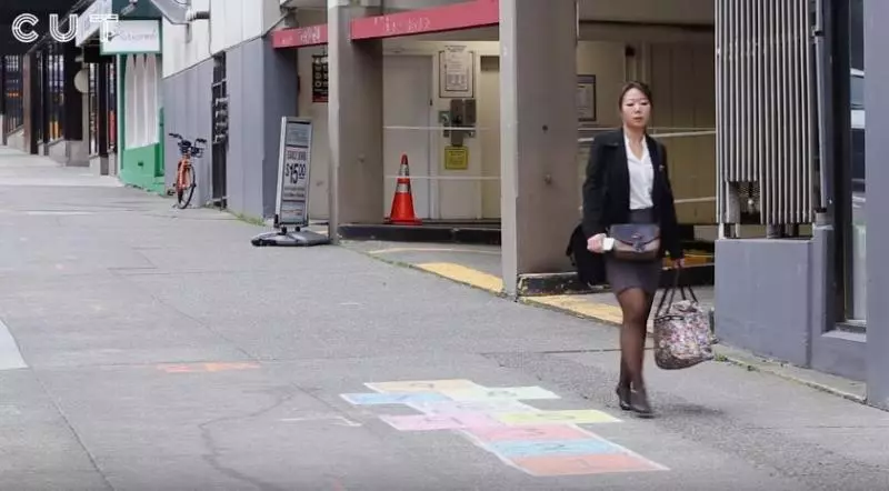 她在地上畫「童年跳房子遊戲」測試路人反應,10小時後「路人被偷拍下的畫面」讓大家哭了....