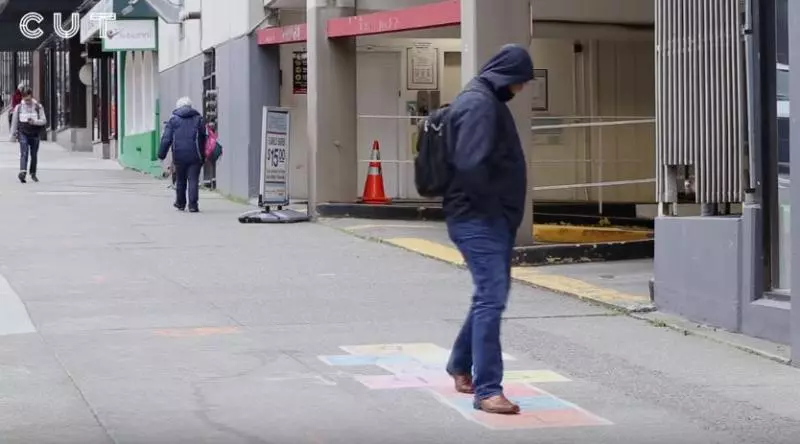 她在地上畫「童年跳房子遊戲」測試路人反應,10小時後「路人被偷拍下的畫面」讓大家哭了....