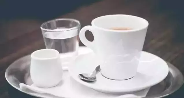 這種杯子不能用來喝水,對身體有害無益,家裡有的,趕緊扔掉