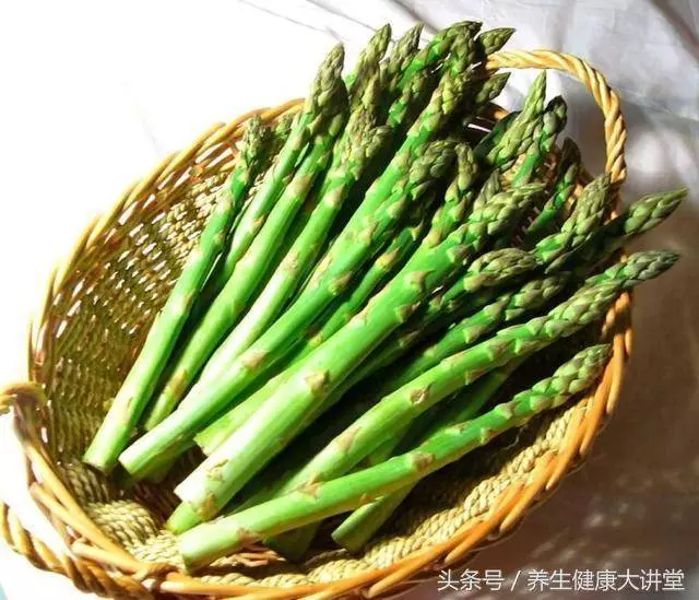 膝蓋痠痛,一把香菜加生薑,膝蓋再也不疼了,爬樓梯也不怕了