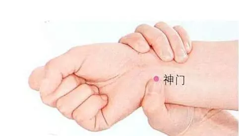 手上有個失眠穴,長期失眠睡不著,睡前按36下一覺到天明