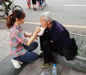 女大學生好心請老人吃了一碗面,卻因此被囚深山15年,只因信錯一件事