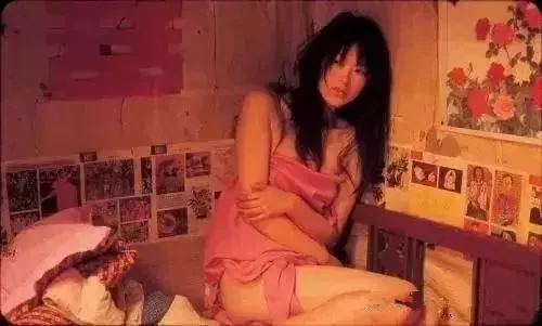 女大學生好心請老人吃了一碗面,卻因此被囚深山15年,只因信錯一件事