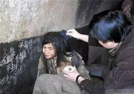 女大學生好心請老人吃了一碗面,卻因此被囚深山15年,只因信錯一件事