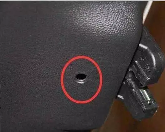 不要再費力砸玻璃了!汽車上一個小孔,很多司機都不知道,瞭解可以救命