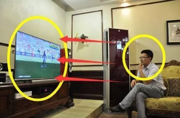 電視機掛墻上還是放電視櫃上好,聽完裝修師傅說完,大家全都超後悔,知道的太晚了