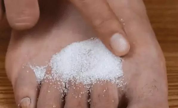 白糖撒在腳上太厲害,解決了很多人的難言之隱,每個家庭都需要,用過的都誇好