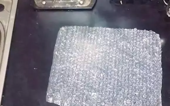 快遞氣泡膜千萬不要扔,原來放衛生間和廚房特別實用,方法太棒了