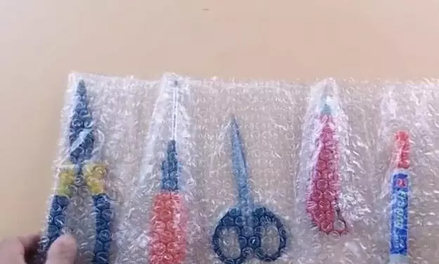 快遞氣泡膜千萬不要扔,原來放衛生間和廚房特別實用,方法太棒了