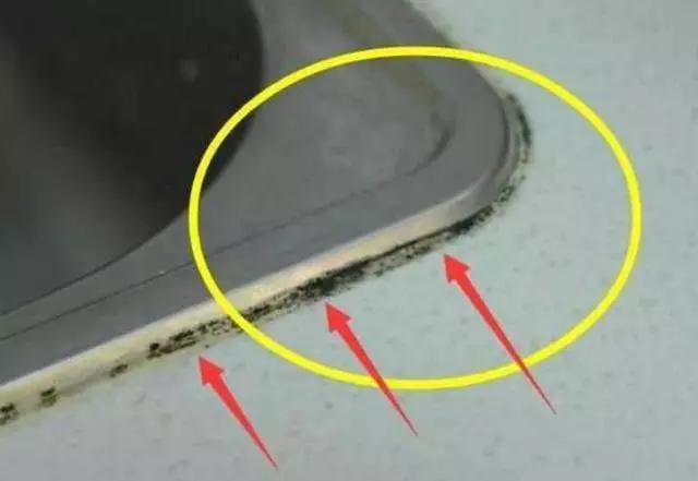 家裡的玻璃膠發霉「變黑」?裝修師傅支一招,輕輕一擦,不髒手乾淨又除菌,很管用