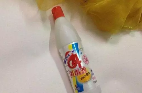 家裡的玻璃膠發霉「變黑」？裝修師傅支一招，輕輕一擦，不髒手乾淨又除菌，很管用