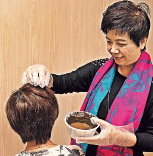 別再用化學染髮劑了,廚房這幾種「天然染髮劑」,不傷身體還省錢,顏色好漂亮