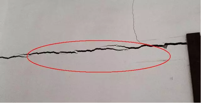 牆面起皮開裂起霉不用再找裝修工,老師傅教你一招,誰都能修補好