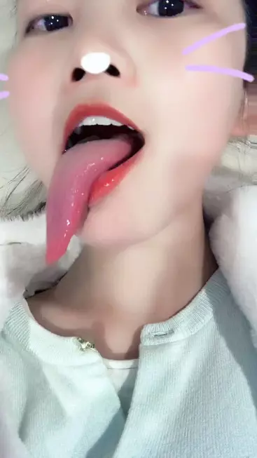 跟活的一樣!大眼妹「靈活舌舞」吸62萬粉:好想當她老公唷❤