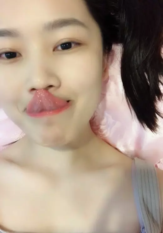 跟活的一樣!大眼妹「靈活舌舞」吸62萬粉:好想當她老公唷❤