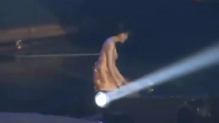偶像們頒獎典禮插曲 GD看到泫雅親嘴超害羞:這能播嗎?