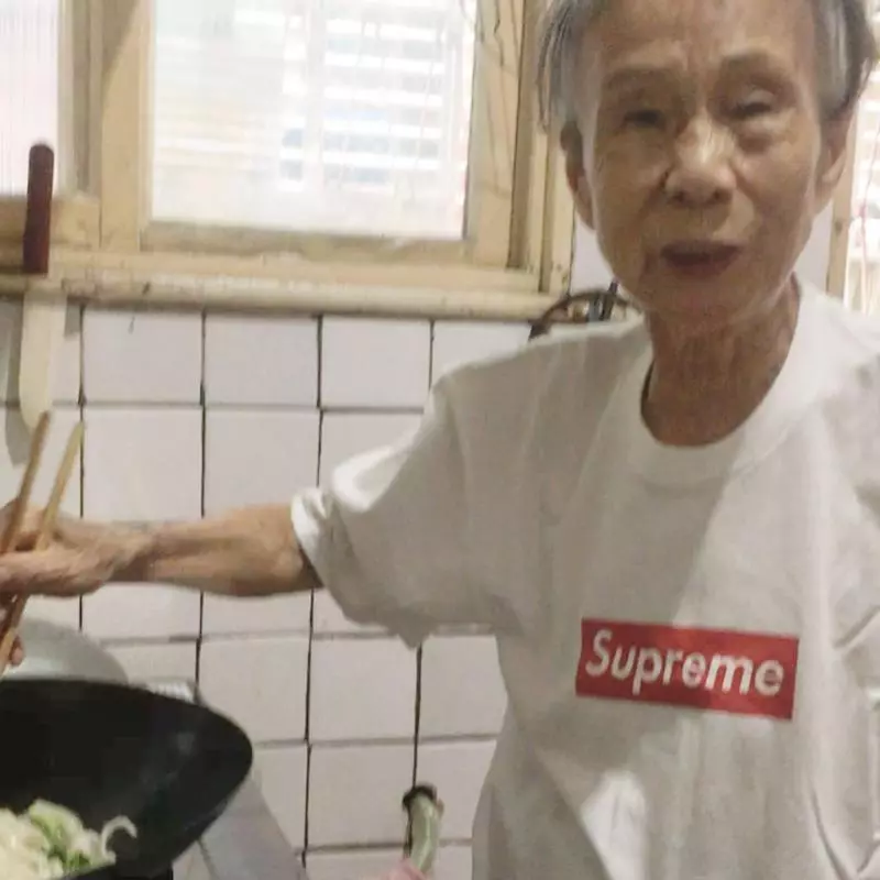 Supreme是愛牌!潮嬤上街買菜紅到國外 她全身行頭讓「潮流雜誌都跪了」