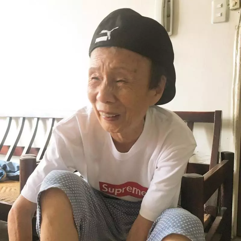Supreme是愛牌!潮嬤上街買菜紅到國外 她全身行頭讓「潮流雜誌都跪了」