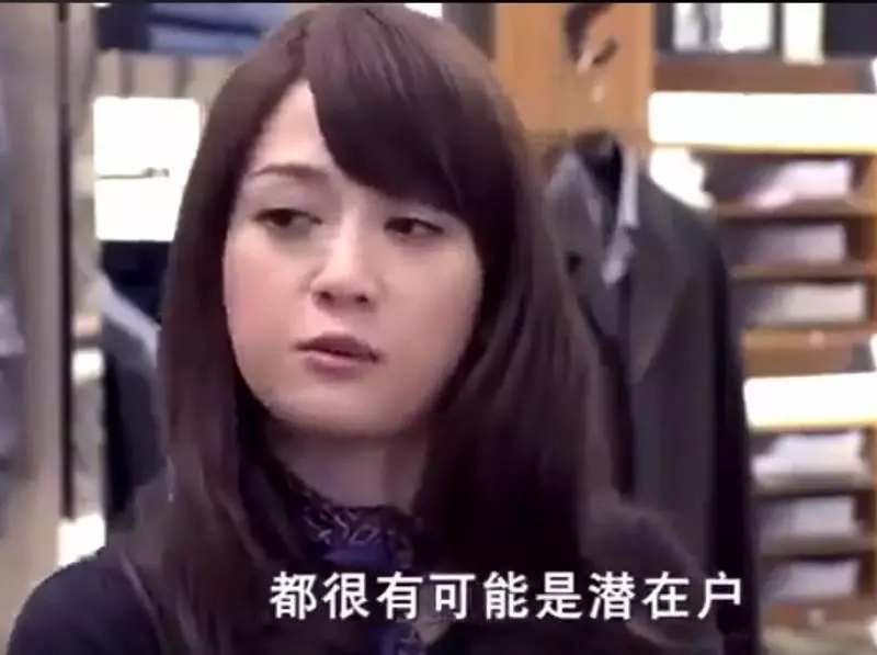老伯「穿著太隨便」被店員瞧不起,唯獨她親切招呼,幾天後收到「升遷通知」當場愣住