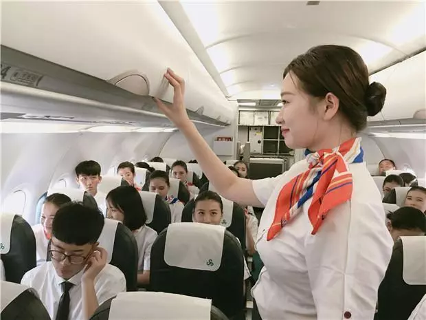為什麼空姐只能穿「裙子」,不能穿長褲?老機長偷偷告訴你「實情」!