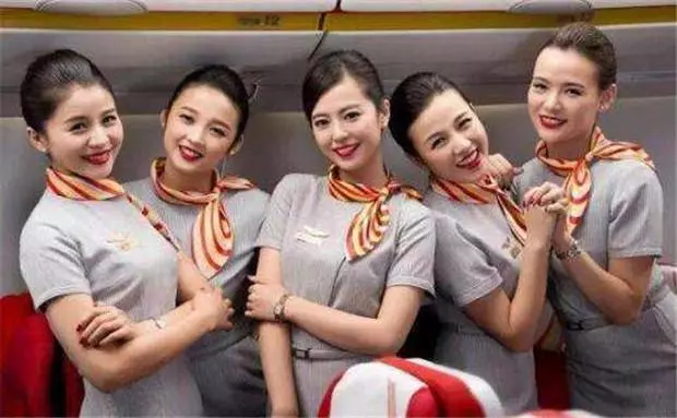 為什麼空姐只能穿「裙子」,不能穿長褲?老機長偷偷告訴你「實情」!